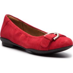 Baleriny CLARKS - Neenah Lark 261355655 Red Suede. Czerwone klasyczne baleriny damskie Clarks, bez wzorów, ze skóry, bez obcasa, na płaskiej podeszwie, bez zapięcia. W wyprzedaży za 259,00 zł.