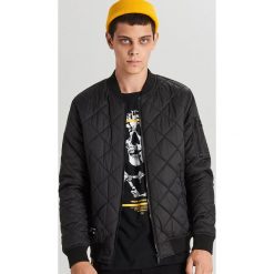 Pikowana kurtka bomber - Czarny. Czarne kurtki damskie Cropp, xl, bez wzorów, bez kaptura. W wyprzedaży za 89,99 zł.