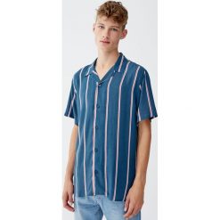 Koszula z krótkim rękawem w paski. Zielone koszule męskie Pull&Bear, m, w paski, bez kołnierzyka, z długim rękawem. Za 109,00 zł.