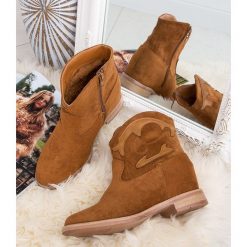Kowbojki damskie Ideal Shoes G-7682 Brązowe. Pomarańczowe botki damskie Ideal Shoes, z tworzywa sztucznego, bez obcasa, na koturnie, bez zapięcia. Za 139,00 zł.