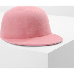 MAX&Co. ADORNARE Czapka z daszkiem rosa. Czerwone czapki damskie marki MAX&Co., z materiału. W wyprzedaży za 383,20 zł.
