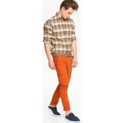 KOSZULA DŁUGI RĘKAW MĘSKA SLIM FIT. Żółte koszule męskie Top Secret, m, bez wzorów, z bawełny, bez kołnierzyka, z długim rękawem. W wyprzedaży za 29,99 zł.