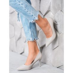 Szare czÓŁenka. Szare czółenka damskie KYLIE, bez wzorów, ze skóry ekologicznej, bez obcasa. Za 99,00 zł.