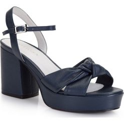 Buty damskie. Niebieskie klapki damskie Wittchen, bez wzorów, ze skóry, bez obcasa, na obcasie. W wyprzedaży za 199,90 zł.