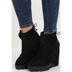 Czarne Botki Fergie. Czarne botki damskie Born2be, z okrągłym noskiem, bez obcasa, na platformie, na sznurówki. Za 44,99 zł.