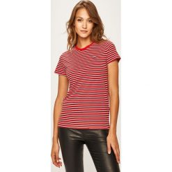 Levi's - T-shirt. Czerwone bluzki damskie Levi's®, s, bez wzorów, z bawełny, z okrągłym kołnierzem. W wyprzedaży za 49,90 zł.