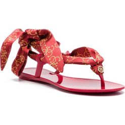 Sandały GUESS - Juday FL6JUD FAP21 RED. Czerwone klapki damskie Guess, z aplikacjami, z tworzywa sztucznego, bez obcasa, na obcasie. W wyprzedaży za 279,00 zł.