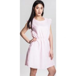 Różowa Sukienka Decipher. Różowe sukienki damskie other, na co dzień, m, bez wzorów, z bawełny, eleganckie, z falbankami, bez rękawów, mini. Za 69,99 zł.