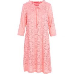 Łososiowa Sukienka Perfect Illusion. Czerwone sukienki marki Born2be, na jesień, l, midi, oversize. Za 54,99 zł.