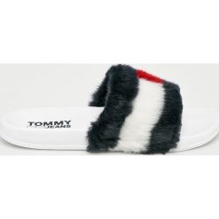 Tommy Jeans - Klapki. Szare klapki damskie marki Tommy Jeans, z jeansu, na płaskiej podeszwie. W wyprzedaży za 139,90 zł.