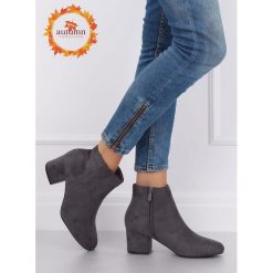 Botki na niskim obcasie szare YQ216P GREY. Szare botki damskie obuwie damskie, z zamszu, klasyczne, na niskim obcasie, na obcasie, na zamek. Za 121,64 zł.