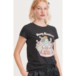 T-shirt z nadrukiem Pusheen - Szary. Szare t-shirty damskie Reserved, s, z nadrukiem, bez kołnierzyka. Za 29,99 zł.