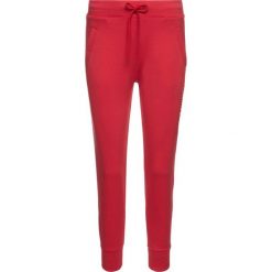 Spodnie dresowe Armani Exchange 8NYP74 Y9L7Z 1469. Czerwone spodnie damskie Armani Exchange, s, z elastanu. W wyprzedaży za 299,00 zł.