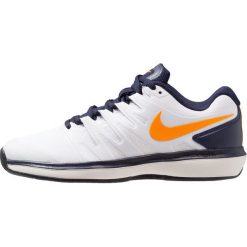 Nike Performance AIR ZOOM PRESTIGE CLY Obuwie do tenisa Outdoor white/orange peel/blackened blue/phantom. Białe buty trekkingowe męskie Nike Performance, z materiału, outdoorowe. Za 419,00 zł.