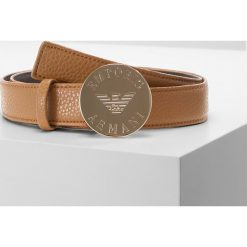 Emporio Armani CINTURA FIANCO GRAINY LOGO BELT Pasek cuoio. Brązowe paski damskie Emporio Armani, w paski, z materiału. Za 379,00 zł.