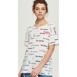 T-shirt z nadrukiem all over - Biały. Białe t-shirty damskie marki Sinsay, l, z nadrukiem. Za 14,99 zł.