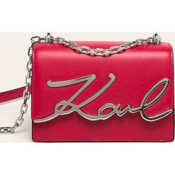 Karl Lagerfeld - Torebka skórzana. Różowe listonoszki damskie KARL LAGERFELD, w paski, ze skóry, na ramię, małe, z aplikacjami. W wyprzedaży za 899,90 zł.