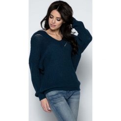 Granatowy Sweter Krótki Oversizowy z Dekoltem V. Niebieskie bez kategorii Molly.pl, uniwersalny, z jeansu, z dekoltem w serek. Za 98,90 zł.