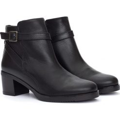 Skórzane botki w kolorze czarnym. Czarne botki damskie Abril Flowers, bez obcasa, na obcasie, na klamry. W wyprzedaży za 239,95 zł.