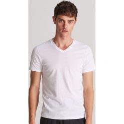 Gładki T-shirt w serek - Biały. Białe t-shirty męskie Reserved, s, bez wzorów, z dekoltem w serek. Za 24,99 zł.