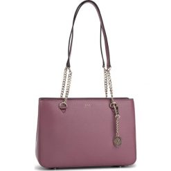 Torebka DKNY - R84A3915 Canyon Rose 688. Różowe torebki klasyczne damskie DKNY, bez wzorów, ze skóry, klasyczne, bez dodatków. W wyprzedaży za 639,00 zł.