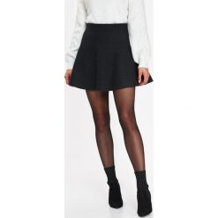 Spódnica mini z dzianiny swetrowej. Szare spódniczki damskie Top Secret, na co dzień, na zimę, bez wzorów, z dzianiny, eleganckie, krótkie, mini. W wyprzedaży za 59,99 zł.