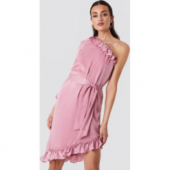 NA-KD Asymetryczna sukienka na jedno ramię - Pink. Różowe sukienki asymetryczne NA-KD, z poliesteru, z asymetrycznym kołnierzem, midi. W wyprzedaży za 97,17 zł.