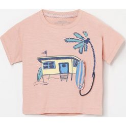 Bawełniany t-shirt z aplikacją 3d -. T-shirty męskie Reserved, z aplikacjami, z bawełny, bez kołnierzyka. W wyprzedaży za 19,99 zł.