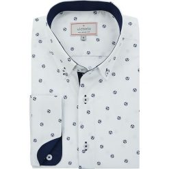 Stylowa Koszula Męska, VICTORIO, Długi Rękaw, Slim-Fit, Motyw Piłkarski, Biała KSDWVCTO0275. Białe koszule męskie Victorio, m, bez wzorów, z bawełny, eleganckie, bez kołnierzyka, z długim rękawem. Za 139,00 zł.