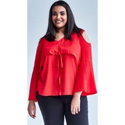 Nowoczesna CZERWONA bluzka z wiązaniem duże rozmiary OVERSIZE PLUS SIZE WIOSNA. Czerwone bluzki damskie Moda Size Plus Iwanek, na co dzień, na wiosnę, plus size, bez wzorów, z elastanu, eleganckie, z dekoltem w serek, plus size, bez rękawów. Za 119,90 zł.