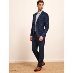 Spodnie chino ze strukturalnej tkaniny. Spodnie męskie Top Secret, na lato, m, bez wzorów, z tkaniny, klasyczne. W wyprzedaży za 99,99 zł.