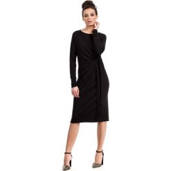 Czarna Sukienka Elegancka z Asymetryczną Nakładką. Czarne sukienki asymetryczne marki Molly.pl, l, z elastanu, eleganckie, z asymetrycznym kołnierzem. Za 135,90 zł.