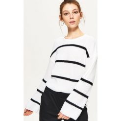 Swetry oversize damskie: Krótki sweter oversize w paski – Biały