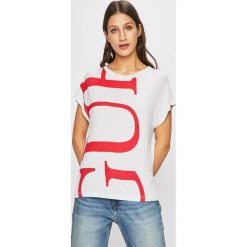 Guess Jeans - Top. Białe bluzki damskie Guess Jeans, s, z nadrukiem, z elastanu, z okrągłym kołnierzem. W wyprzedaży za 179,90 zł.