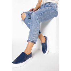 Granatowe Slip On Angie. Niebieskie trampki i tenisówki damskie Born2be, bez wzorów, bez zapięcia. W wyprzedaży za 39,99 zł.