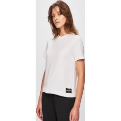 Calvin Klein Jeans - Top. Białe bluzki damskie Calvin Klein Jeans, s, z nadrukiem, z bawełny, z okrągłym kołnierzem. W wyprzedaży za 99,90 zł.