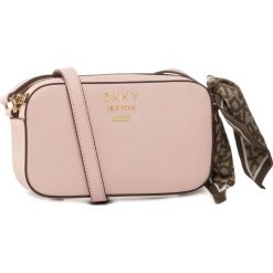 Torebka DKNY - Liza-Camera Bag R01E1H08 Cashmere. Różowe listonoszki damskie DKNY, bez wzorów, ze skóry, eleganckie, na ramię, bez dodatków. W wyprzedaży za 379,00 zł.