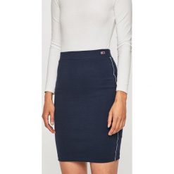 Tommy Jeans - Spódnica. Czarne spódniczki damskie s, z elastanu, casualowe, midi, ołówkowe. W wyprzedaży za 179,90 zł.