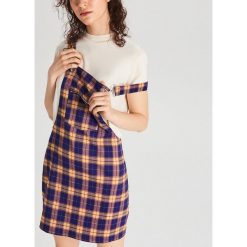 Sukienka ogrodniczka - Fioletowy. Fioletowe sukienki damskie Cropp, s, bez wzorów, bez kołnierzyka, bez rękawów. Za 69,99 zł.