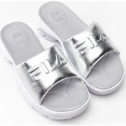 Fila szare Disruptor Slide Metallic 80F Metallic Silver. Szare klapki damskie Fila, w paski, z gumy, bez obcasa. W wyprzedaży za 249,00 zł.