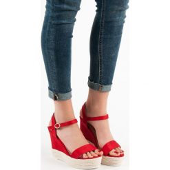 STYLOWE SANDAŁKI NA KOTURNIE. Sandały damskie Ideal Shoes, bez wzorów, z zamszu, eleganckie, bez obcasa, na koturnie, bez zapięcia. Za 89,90 zł.