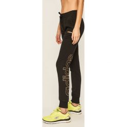 Adidas - Spodnie. Czarne spodnie damskie Adidas, s, z nadrukiem, z bawełny. Za 179,90 zł.
