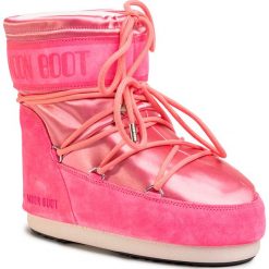 Śniegowce MOON BOOT - Classic Low Satin 14089300002 Fucsia. Różowe kozaki damskie Moon Boot, na zimę, ze skóry, bez obcasa, bez zapięcia. W wyprzedaży za 859,00 zł.