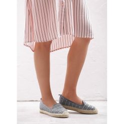 Niebieskie Espadryle Good Value. Niebieskie espadryle damskie Born2be, z aplikacjami, bez obcasa, na płaskiej podeszwie. Za 69,99 zł.