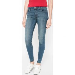 Levi's - Jeansy 710. Czerwone rurki damskie marki Levi's®, z elastanu. W wyprzedaży za 269,90 zł.