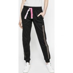 Trussardi Jeans - Spodnie. Szare spodnie sportowe damskie marki Trussardi Jeans, l, z bawełny. W wyprzedaży za 399,90 zł.