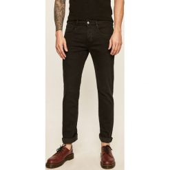 Guess Jeans - Spodnie Vermont. Czarne spodnie męskie Guess Jeans, na co dzień, m, z aplikacjami, z bawełny. W wyprzedaży za 239,90 zł.