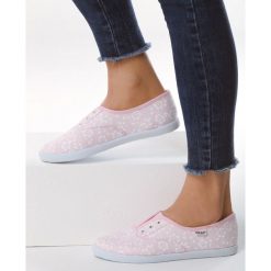 Różowe Tenisówki How We Do. Różowe trampki i tenisówki damskie Born2be, w kwiaty, bez zapięcia. Za 29,99 zł.