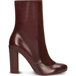Botki YUMIKO. Czerwone botki damskie Gino Rossi, ze skóry, eleganckie, na wysokim obcasie, na słupku, bez zapięcia. Za 299,90 zł.