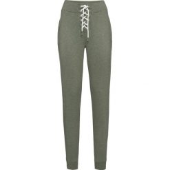 Spodnie dresowe bonprix oliwkowy. Zielone spodnie damskie bonprix, z dresówki, sportowe. Za 49,99 zł.
